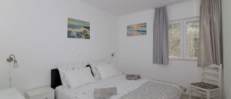 2 makuuhuonetta, työpöytä, äänieristys, silitysrauta/-lauta
