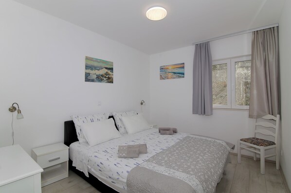 2 bedrooms, desk, soundproofing, iron/ironing board