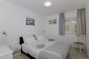 2 bedrooms, iron/ironing board, WiFi, bed sheets