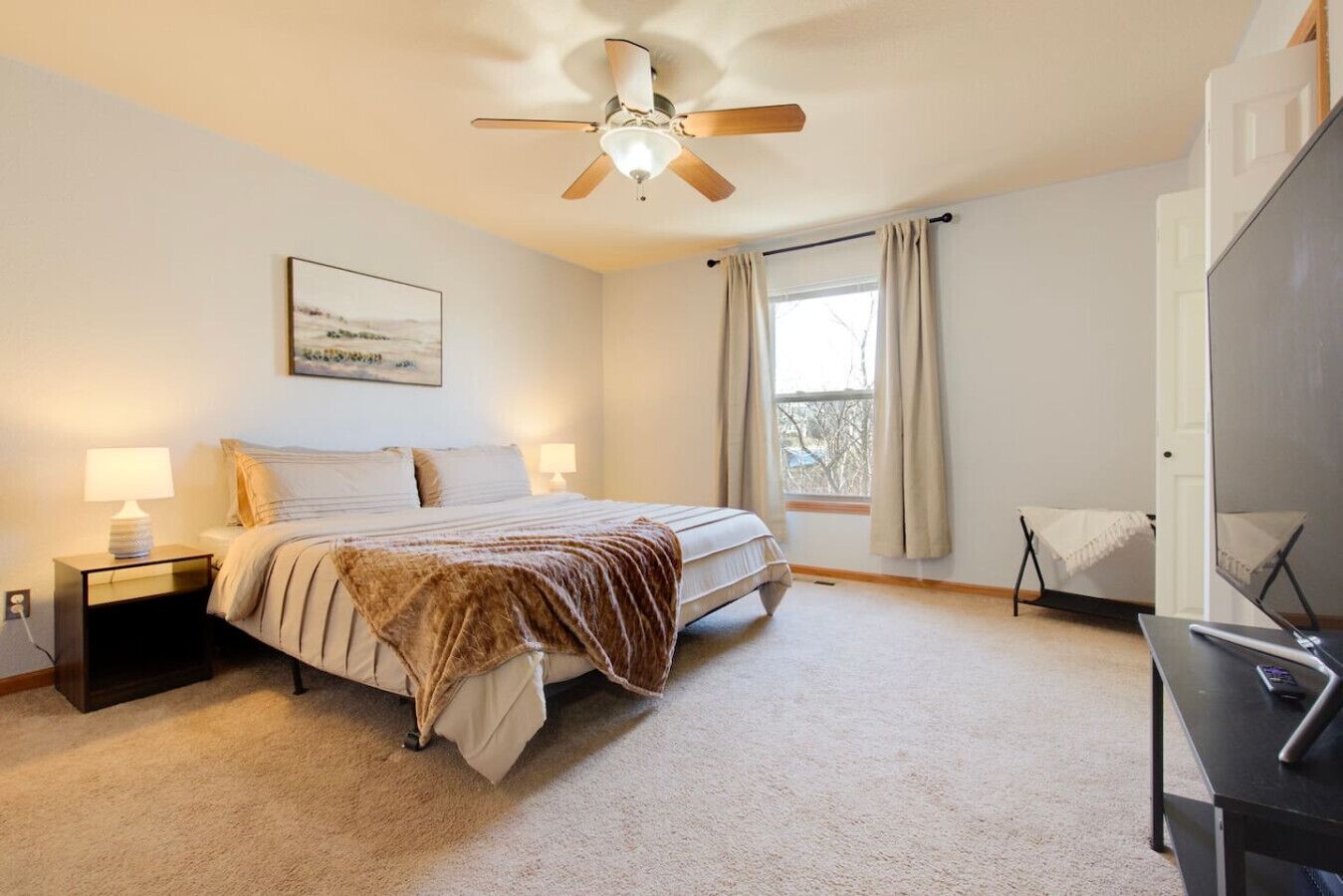 3 bedrooms, desk, travel crib, WiFi