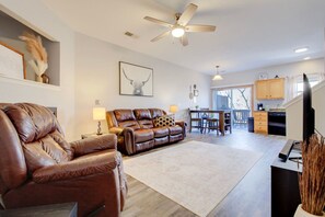 テレビ、暖炉、ステレオ