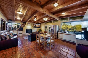 Interior - Unique Home / 5 BR 2 BA / Yoga / 4 Acres / Private (Tucson)