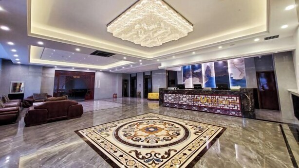 A spacious lobby with a central chandelier, a reception desk, and a patterned carpet. - Diyu Mansion Hotel (Harbin Central Street) (Harbin)
