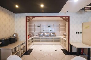 A hotel room with a traditional Asian-style interior, featuring a low wooden partition, a tiled floor, and a reception desk with a sign. - Diyu Mansion Hotel (Harbin Central Street) (Harbin)