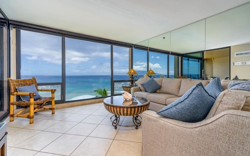 Beautiful Ocean Front 1-bedroom condo with WiFi, AC; Mahana 807