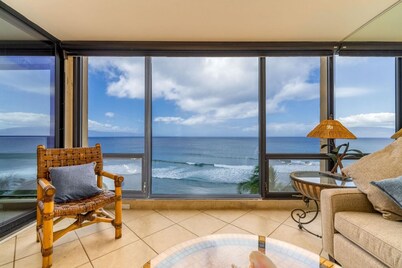 Beautiful Ocean Front 1-bedroom condo with WiFi, AC; Mahana 807