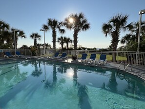 Inomhuspool och utomhuspool