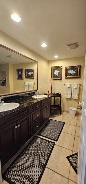 Dusch, bubbelbadkar, hårtork och handdukar