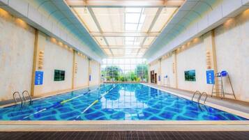 Kolam renang indoor