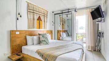 Apartemen Basic, balkon, pemandangan kota | 1 kamar tidur, ruang kerja ramah laptop, Wi-Fi gratis, dan seprai linen