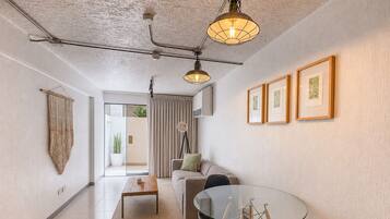 Apartamento standard, 1 quarto | Sala de estar | Smart TV 43 polegadas com canais a cabo