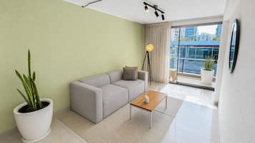 Apartamento básico, sacada, vista para a cidade | Área de estar | Smart TV 43 polegadas com canais a cabo