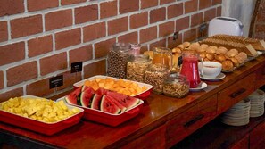 Free daily buffet breakfast - Naia Apart Hotel Miraflores (Lima)