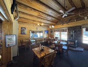 Dining - Ten Sleep Timberline Chalet: Cozy Forest Hideaway with WiFi, Views & Solitude (Ten Sleep)