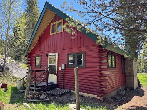 Ten Sleep Timberline Chalet: Cozy Forest Hideaway with WiFi, Views & Solitude