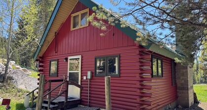 Ten Sleep Timberline Chalet: Cozy Forest Hideaway with WiFi, Views & Solitude