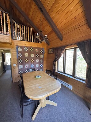 Dining - Ten Sleep Timberline Chalet: Cozy Forest Hideaway with WiFi, Views & Solitude (Ten Sleep)