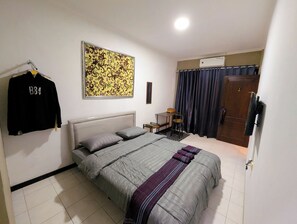Kahden hengen standard-huone | Työpöytä, kannettavalle tietokoneelle sopiva työtila, lisävuoteet