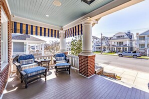 Terrace/patio - Grand 8BR/4BA Beach Block Retreat—Just steps to Ocean City Shore! (Ocean City)