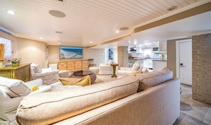 Smart TV, chimenea y libros 