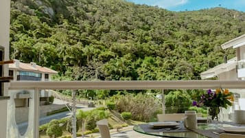 Apartment | Outdoor dining