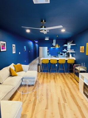 Smart-TV, peis, bøker og musikkbibliotek