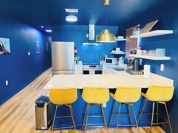 Kjøleskap, mikrobølgeovn, ovn og kokeplater