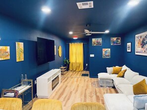 Smart TV, chimenea, libros y biblioteca musical