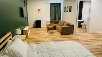 3 bedrooms, desk, WiFi, bed sheets