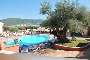 Seasonal outdoor pool, open 9:00 AM to 7:00 PM, pool umbrellas - Residence with swimming pool near Budoni (Budoni)