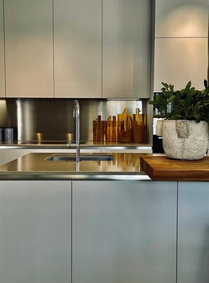 Kjøleskap, mikrobølgeovn, ovn og kokeplater