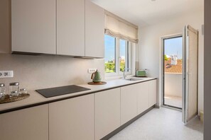 Een koelkast, een oven, een vaatwasser, een koffiezetapparaat/waterkoker