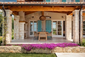 Outdoor dining - Villa Julia – Peaceful Retreat with Panoramic Sea View (Višnjan)