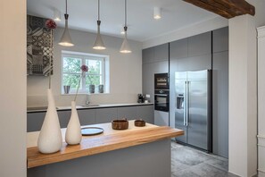 R éfrigérateur, micro-ondes, four, plaque de cuisson