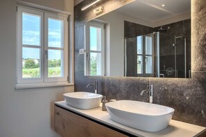 Douche, sèche-cheveux, bidet, serviettes fournies
