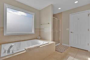 Shower, hair dryer, towels, soap - Oceanfront Villa •Panoramic NYC Views +Luxury Home (Keansburg)