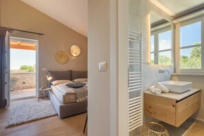 3 chambres, bureau, fer et planche à repasser, accès au Wi-Fi (inclus)