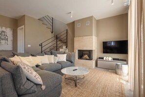 Téléviseur, foyer, lecteur de DVD, chaîne audio