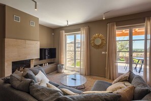 Téléviseur, foyer, lecteur de DVD, chaîne audio