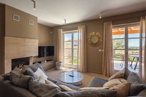 Televisión, chimenea, reproductor de DVD y estéreo 