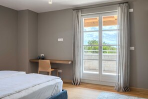 3 bedrooms, desk, iron/ironing board, free WiFi