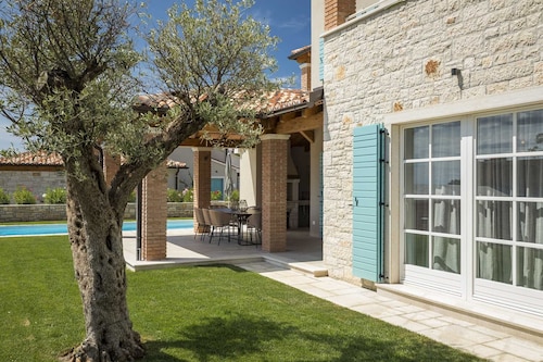 Villa Oaza – A Stone Oasis with Sea View