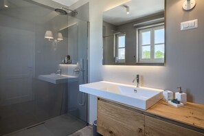 Shower, hair dryer, towels - Villa Oaza – A Stone Oasis with Sea View (Vabriga)