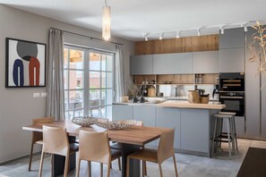 ثلاجة، ميكروويف، فرن، موقد طهي مسطح