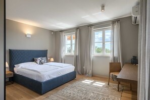 3 bedrooms, desk, iron/ironing board, free WiFi