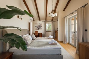 4 bedrooms, desk, iron/ironing board, free WiFi