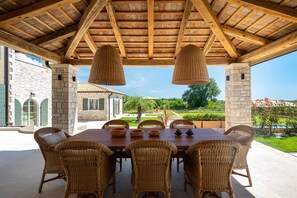 Enjoy a casual meal amidst lush gardens and a rustic atmosphere.