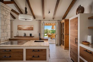 Réfrigérateur, four à micro-ondes, un four, surface de cuisson