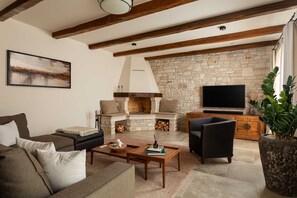 Televisie, een open haard, een dvd-speler en een stereo