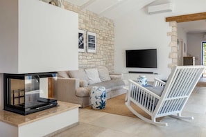Televisión, chimenea, reproductor de DVD, estéreo